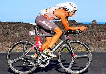 Ivan Rana dans l'Ironman cyclisme