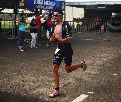 Ivan Raña courant dans l'Ironman 70.3 Las Palmas
