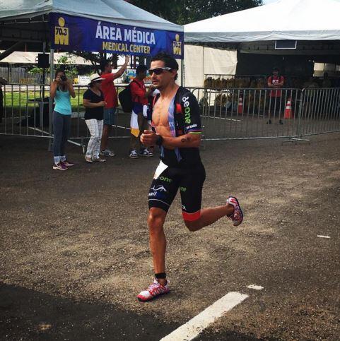 Iván Raña corriendo en el Ironman 70.3 Las Palmas