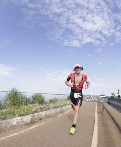 Tim Dom s'exécutant dans l'Ironman 70.3 Las Palmas