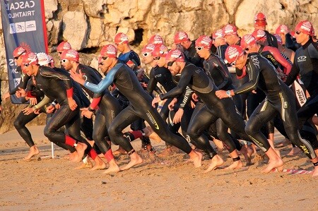 Inizio del nuoto nel triathlon di Cascais