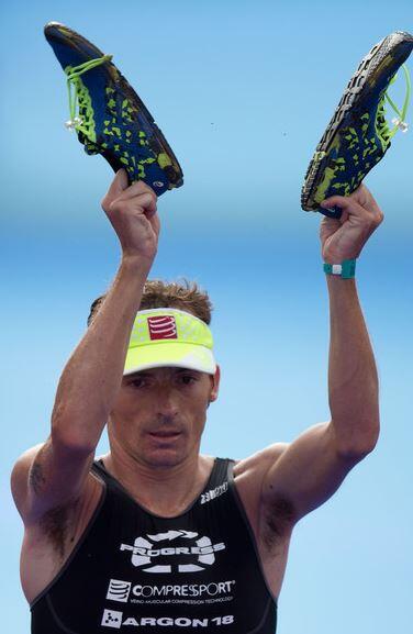 Clemente Alonso en meta de Ironman