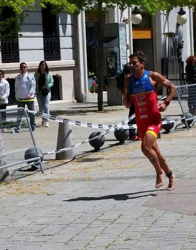 Iván Raña running barefoot in the Madrid European Cup