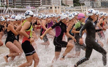 Weiblicher Start in einem Triathlon