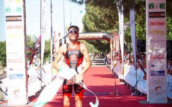 Samer Ganando el Triatlón de Sevilla