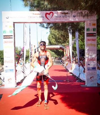 Samer remportant le triathlon de Séville