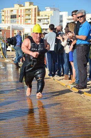 Raul Mico Paratriathlète sortant de l'eau