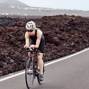 Treinamento de mulher de triatlo de longa distância