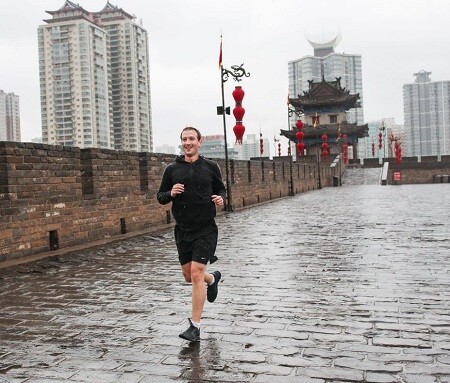 Marck Zuckerberg corre in Cina