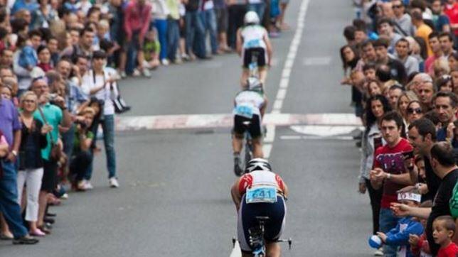 Publico animando en el sector ciclista del Zarauzko Triatloia