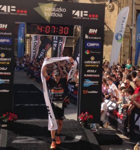 Eneko LLanos vence o Triatlo Zarautz 2016