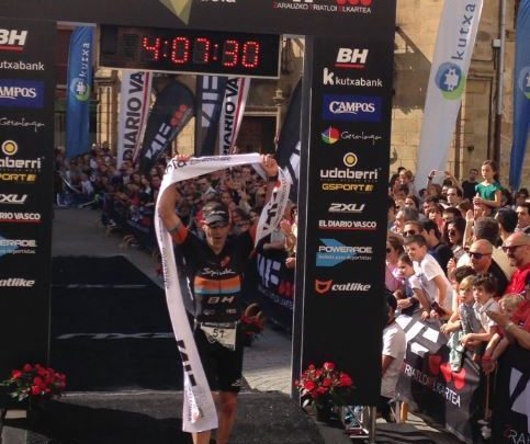 Eneko LLanos vince lo Zarautz Triathlon 2016