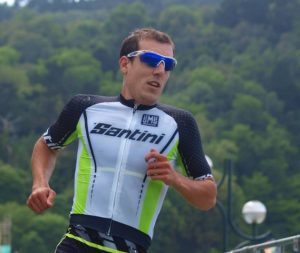 Fernando Alarza läuft im Zaratuz Triathlon