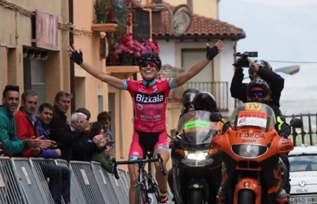 Mavi García compitiendo en ciclismo