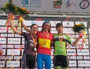 Mavi García sur le podium du Championnat d'Espagne de cyclisme sur route