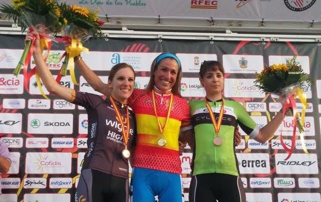 Mavi García on the podium of the Spanish Road Cycling Championship