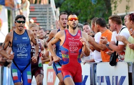 Cesc Godoy corre in una Coppa Europea di Triathon