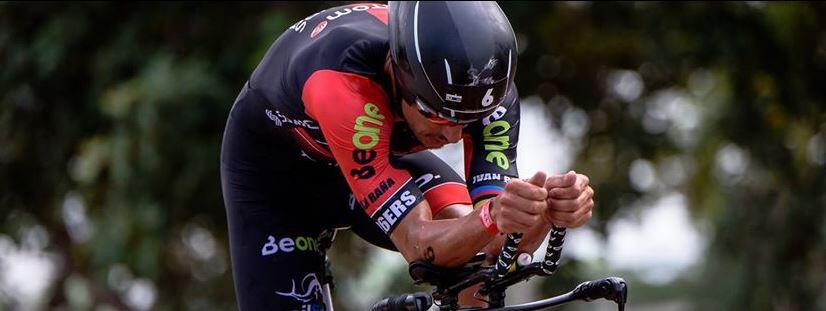 Iván Raña sobre la bicicleta en Ironman