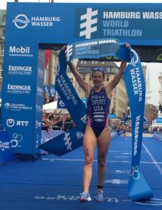 Katie Zaferes e Gwen Jorgensen si abbracciano al traguardo