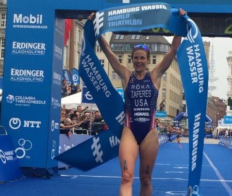 Katie Zaferes e Gwen Jorgensen si abbracciano al traguardo