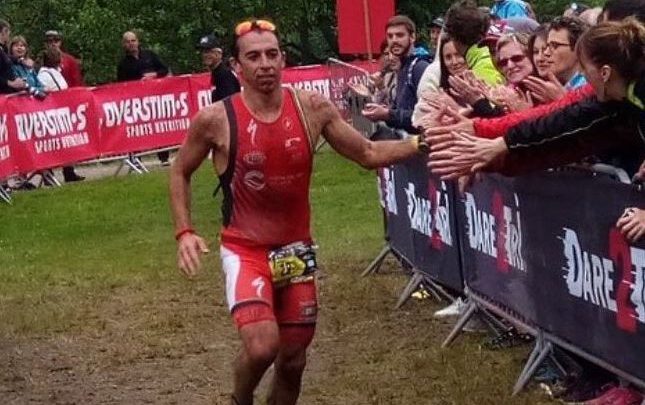 Rubén Ruzafa arriva al traguardo in XTERRA France