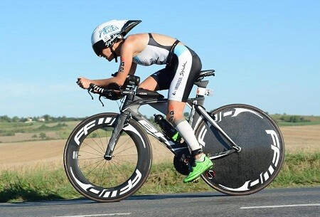 Gurutze Frades im Radsportbereich eines Ironmans