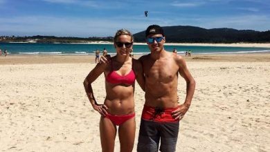 Javier Gómez Noya en la playa sin cabestrillo