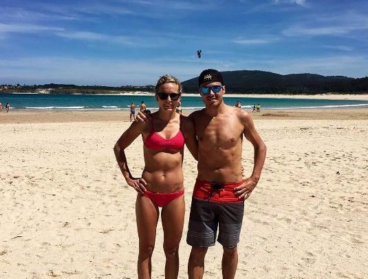 Javier Gómez Noya on the beach without a sling