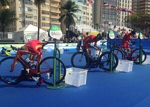 Alarza, Mola y Chente colocando las bicis en boxes