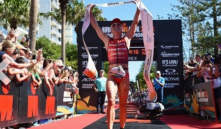 Holly Lawrence vencendo o Ironman 70.3 World Championship