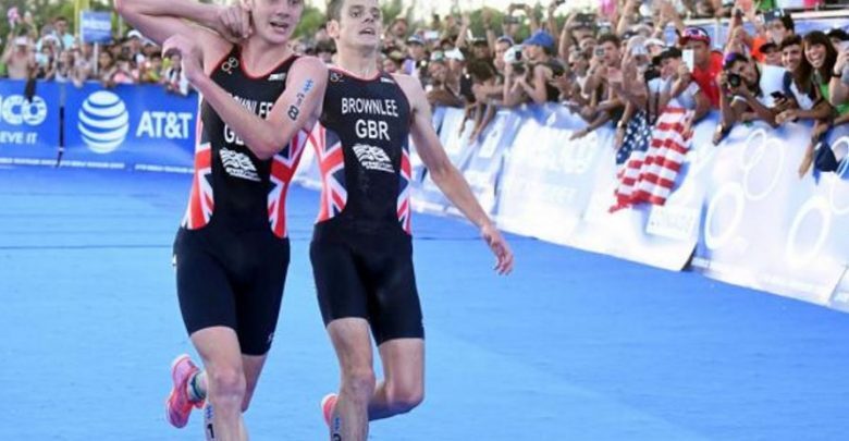 Alistair Bronwlee helps his brother Jonathan in the Cozumel Grand Final