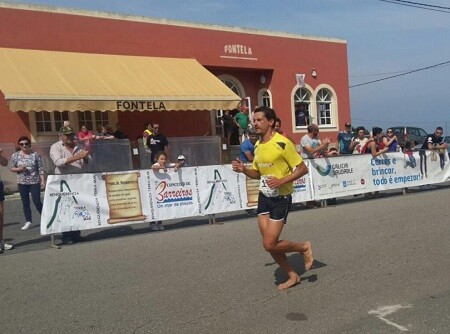 Iván Raña running barefoot in the Benquerencia Terra Mar race