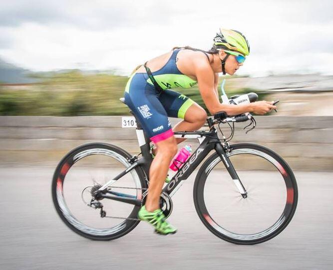 Maria Pujol sobre la bicicleta