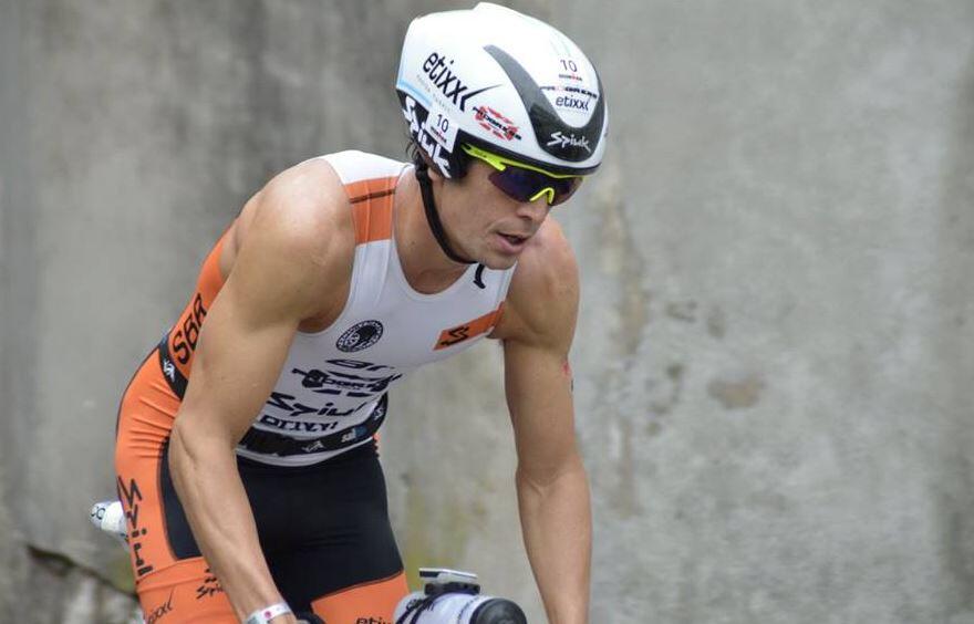 Miquel Blanchar sobre la bicicleta en un ironman