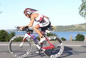 Ana Casares na bicicleta