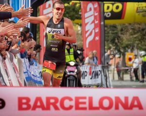 Fernando Alarza erreicht beim Barcelona-Triathlon mit 3.600 Teilnehmern den „Triplet“.