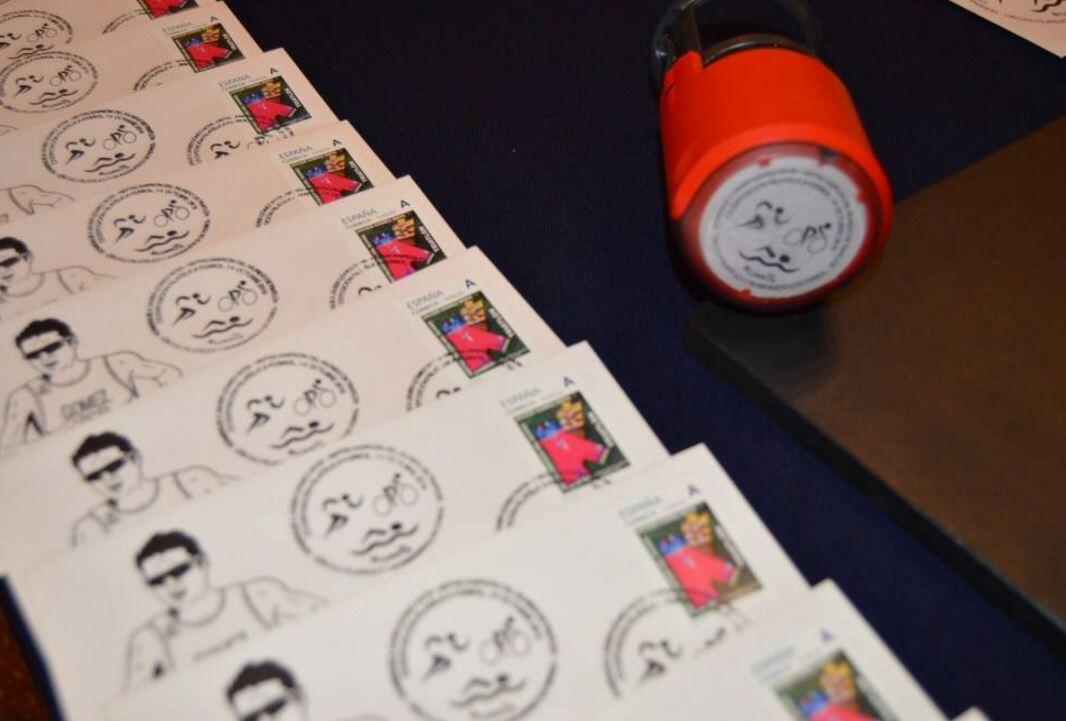 Briefmarke und Poststempel als Hommage an Javier Gómez Noya