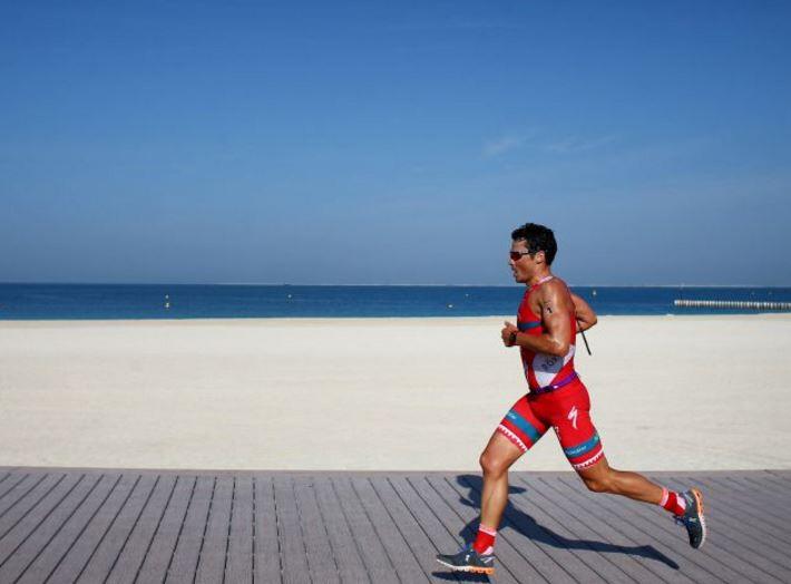 Javier Gómez Noya Carrera  pie Ironman 70.3 Dubai Playa