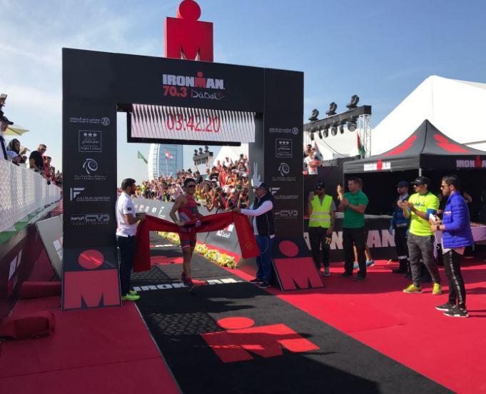 Javier Gómez Noya na linha de chegada do Ironman 70.3 Dubai