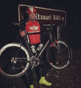Riki Abad, supera 8.900 metri di pendenza positiva in bicicletta in 17 ore