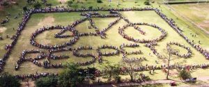 3.000 cyclists make a nice gesture to raise awareness about road safety