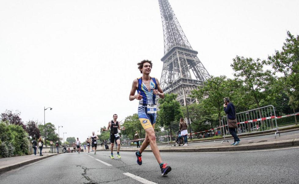Garmin Triathlon Parigi che corre vicino alla Torre Eifell