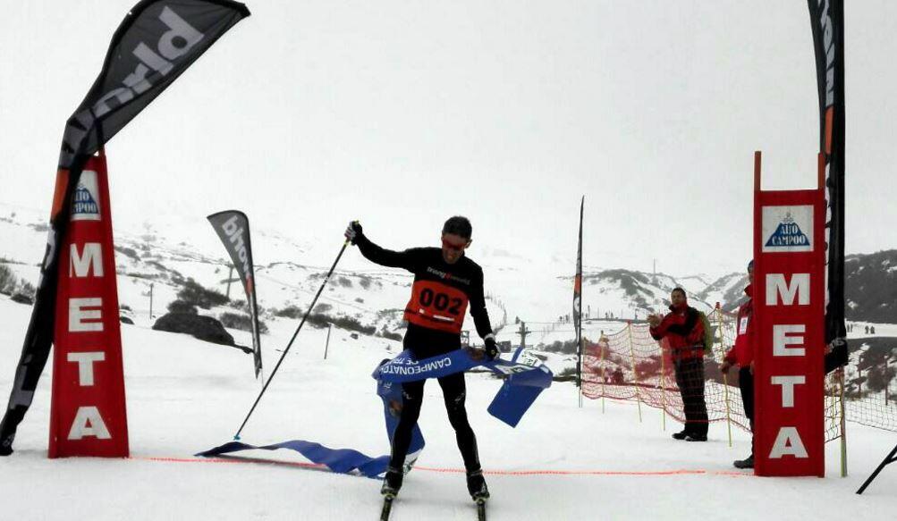 Joan Freixa training in Goal at the Reinosa White Triathlon