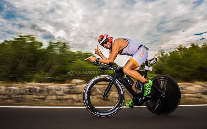 Carlos López en el sector ciclista