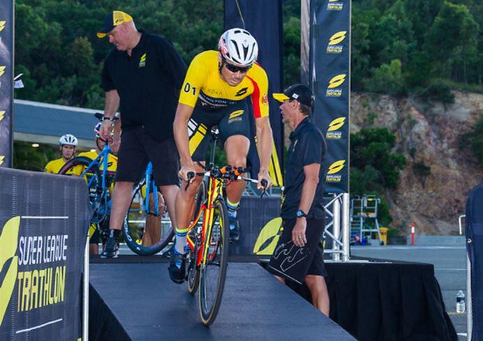 Javier Gómez Noya en el sector ciclista