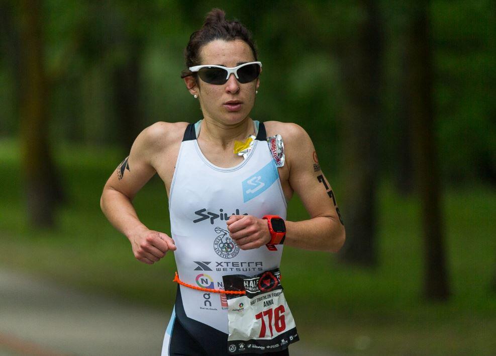 Anna Noguera corriendo en competición