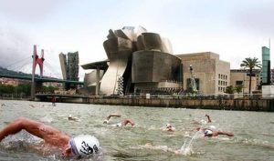 Schwimst du gerne im offenen Wasser? nimmt an der 78 Edition des Bilbao Crossing teil
