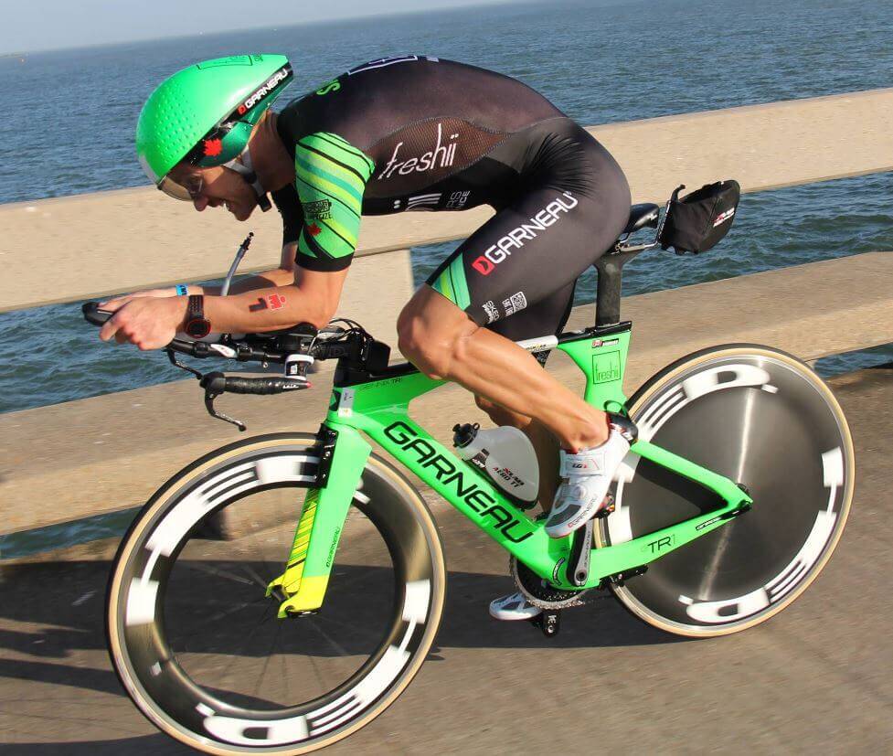 Lionel Sanders rolando na bicicleta