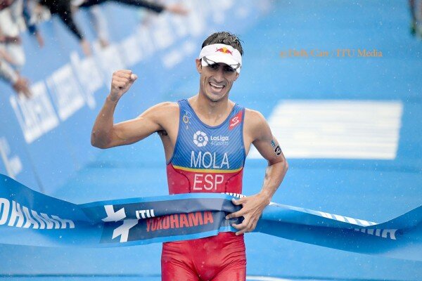 Mario Mola winning at the WTS Yokohama