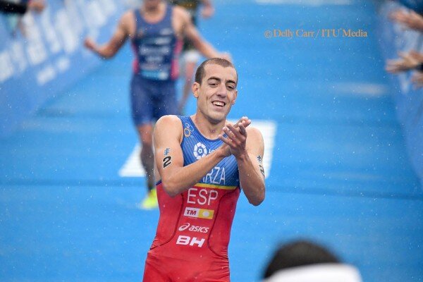 Fernando Alarza entra nel traguardo a Yokohama